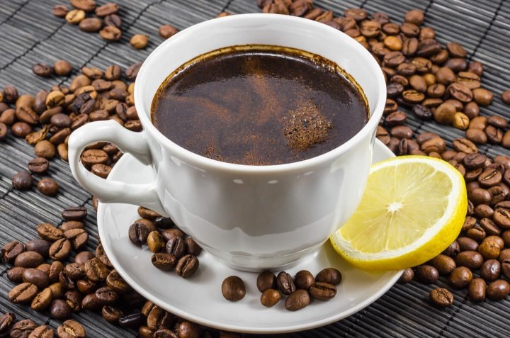 Beneficios de mezclar agua limon y cafe