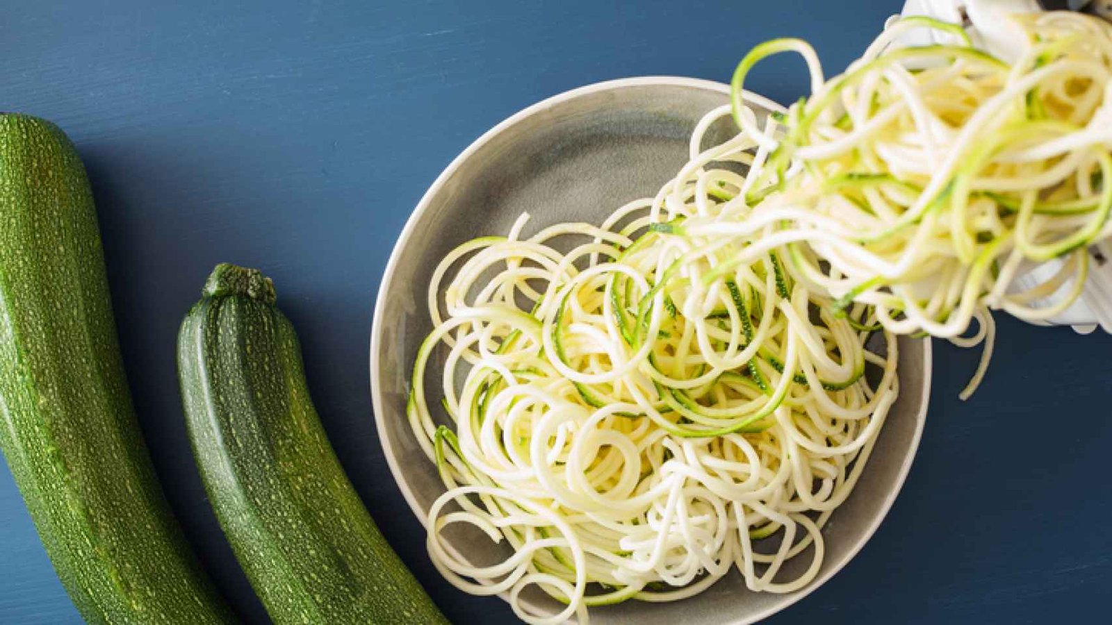 Descubre cómo hacer espaguetis saludables con nuestro aparato de calabacín en casa